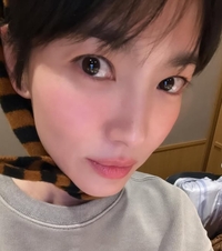 송혜교, 44세 생일에 ‘소년미·러블리’…파격 숏컷후 더 어려졌다