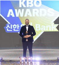 [포토] 폰세 ‘MVP 트로피 들고’