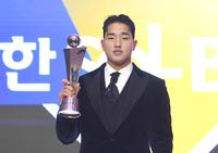 [포토] KT 안현민 ‘신인상의 주인공’