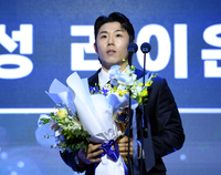 [포토] 삼성 김성윤, 우익수부문 수비상 수상