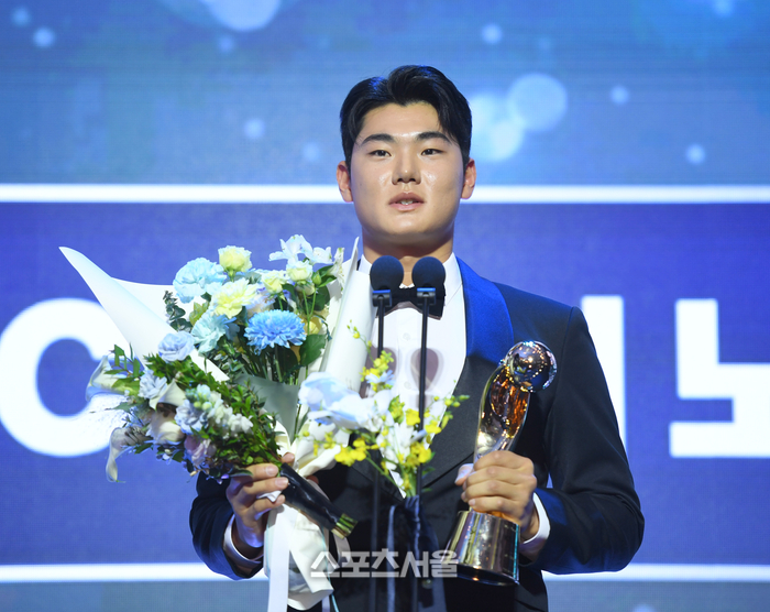 [포토] NC 김주원, 유격수부문 수비상 수상