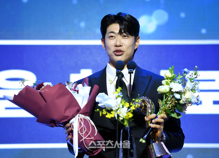 [포토] 키움 송성문, 3루수부문 수비상 수상