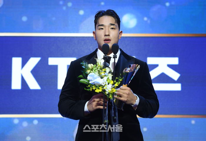 [포토] KT 안현민, 출루율상 수상!