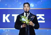 강백호 뛰어넘을 ‘역·거’! KT 안현민, 이변 없이 ‘최고의 신인’…KT 소속 세 번째+타자로는 7년 만 수상 [KBO시상식]