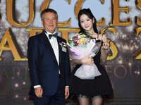 [포토]서울석세스대상 K트로트대상 수상하는 오유진