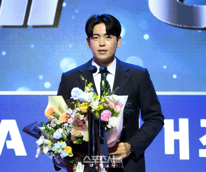 [포토] KIA 이태양, 퓨처스리그 투수부문 승리상 수상