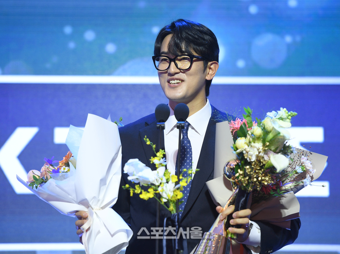 [포토] KT 고영표, 투수부문 수비상 수상!