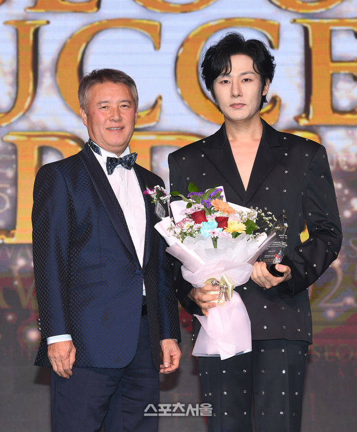 [포토]서울석세스대상 대중문화대상 수상하는 강문경