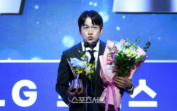 [포토] LG 김주온, 퓨처스리그 평균자책점상 수상