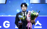 [포토] LG 김주온, 퓨처스리그 평균자책점상 수상