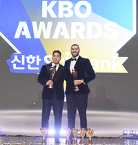 [포토] 안현민-폰세 ‘신인상-MVP 트로피 들고’