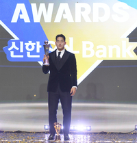 [포토] 신인상 트로피 들고 포즈 취하는 안현민
