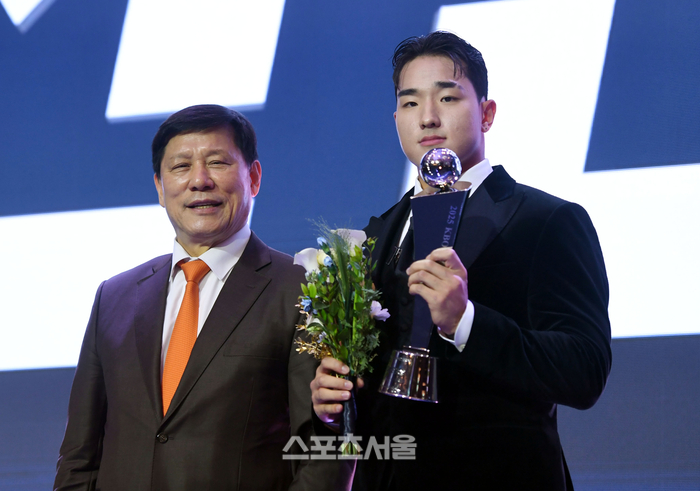 [포토] KT 안현민, 신인상 트로피 들고