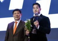 [포토] KT 안현민, 신인상 트로피 들고