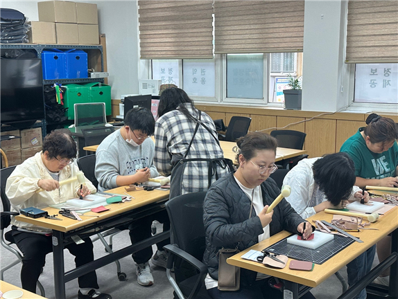 춘천호반장애인자립생활센터 가죽 잡(JOB)고! 한걸음 더! 사진|춘천시청