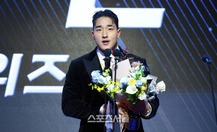 [포토] KT 안현민, 신인상 수상