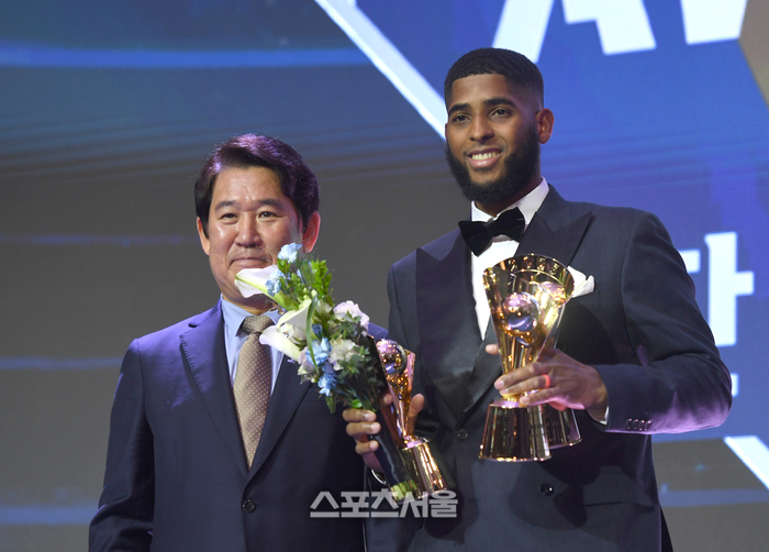 [포토] 디아즈, 타자부문 트로피 3개 수집!