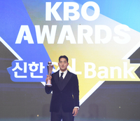 [포토] KT 안현민 ‘신인상 수상’