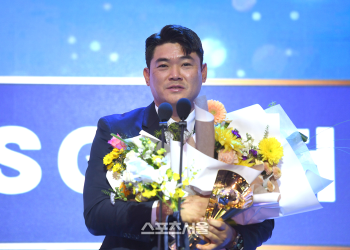 [포토]  SSG 노경은, 홀드상 수상
