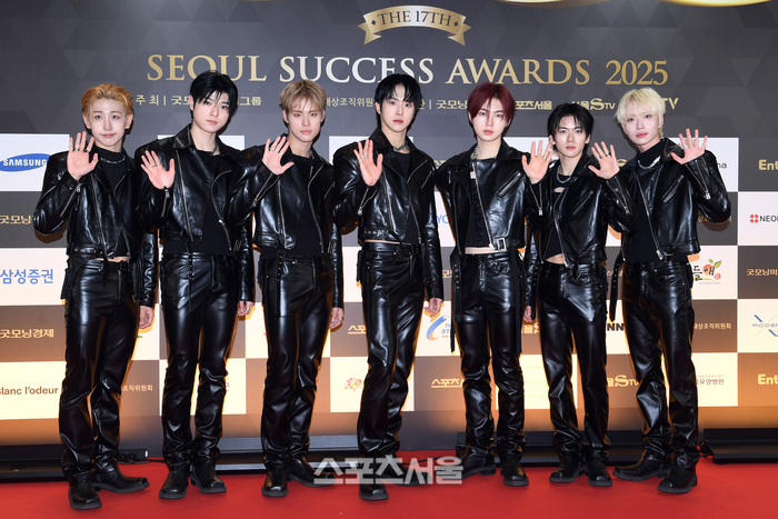 [포토]손인사 건네는 뉴비트