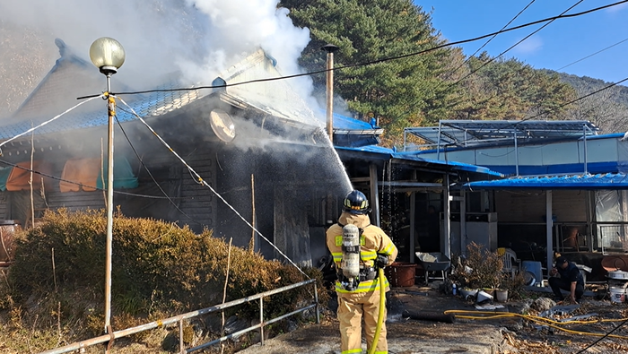 장전평리 화목보일러 화재 진압 모습. 사진|강원특별자치도 홍천소방서