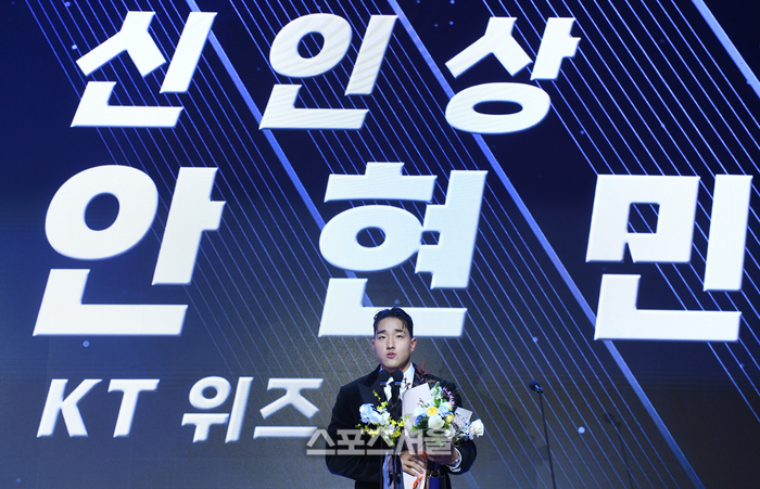[포토] 신인상의 주인공은 KT 안현민