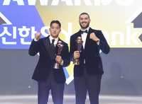 [포토] 파이팅 외치는 신인상 안현민-MVP 폰세