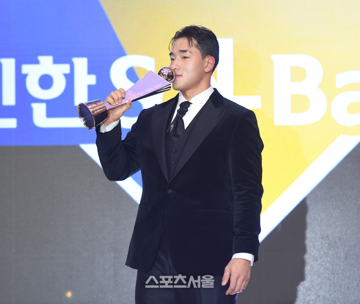 [포토] 안현민, 트로피에 입맞춤