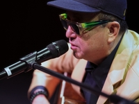 산울림 김창훈, 시·음악·그림을 하나로…관객 숨멎게 한 종합예술 ‘환대의 밤’