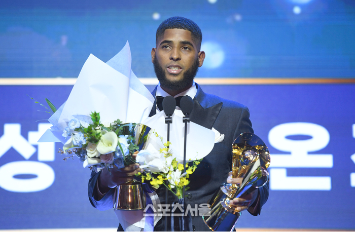 [포토] 삼성 디아즈, 트로피 3개 들고...