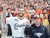 “이 사람 없었으면 폰세도 없었다” MVP ‘大 조력자’ 알고보니 아내 아니다→뒤에는 늘 든든 ‘만렙 통역’이 있었다 [SS시선집중]