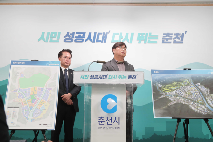 더존비즈온 김용찬 대표가 25일 기자브리핑에서 질문에 답변을 하고 있다. 사진|춘천시청