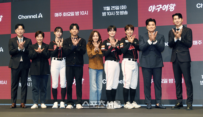 [포토]채널A 신규 예능 ‘야구여왕’ 제작발표회, 왕관을 들고!
