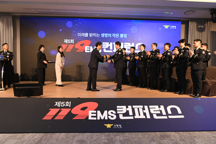 (사진4) 제5회 119-EMS컨퍼런스에서 김승룡 소방청장 직무대행이 구급차 내 응급분만 성공 구급대원에게 기념 뱃지 및 상품을 증정하고 있다. 사진|소방청