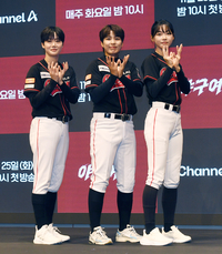 [포토]‘왕관’ 만들어 보이는 ‘야구여왕’의 김온아-김성연-김민지