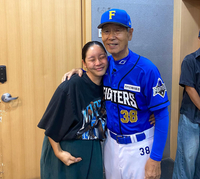 “도른자 항상 믿어주셔서 감사”… ‘이대은 아내’ 트루디, 김성근 감독 품에 안겨 감동의 눈물