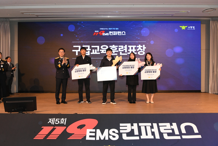 김승룡 소방청장 직무대행이 제5회 119-EMS컨퍼런스에서 구급교육훈련 발전 유공자에게 소방청장 표창을 수여하고 있다. 사진|소방청