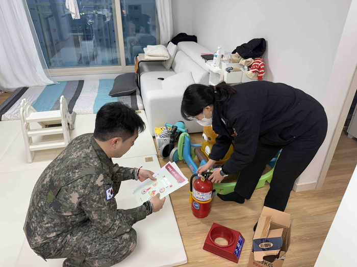 [강원소방]홍천, 돌봄 대상 가구에 주택용 소방시설 보급 및 안전 교육