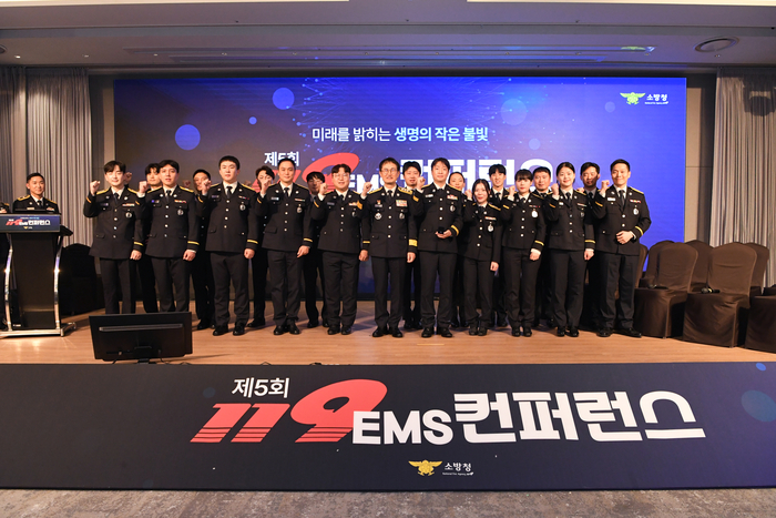 제5회 119-EMS컨퍼런스에서 김승룡 소방청장 직무대행이 구급차 내 응급분만 성공 구급대원과 기념사진을 촬영하고 있다. 사진|소방청
