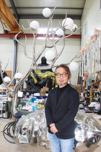 유리 금속 소재 빛으로 투영, 인간의 양면성 추상적으로 표현 사유의 폭 넓혀