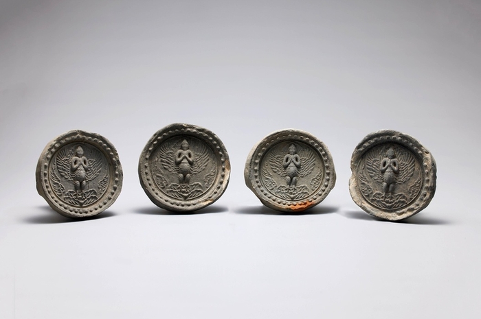 가릉빈가무늬 수막새_통일신라 7-10세기, 점토, 최대 지름 14㎝. 사진|국립춘천박물관