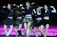 트리플에스 제니스 디멘션 ‘Q&A’, 스포티 프레피 스타일에 치어리더 감성 더한 활기찬 무대! [이주상의 e파인더]