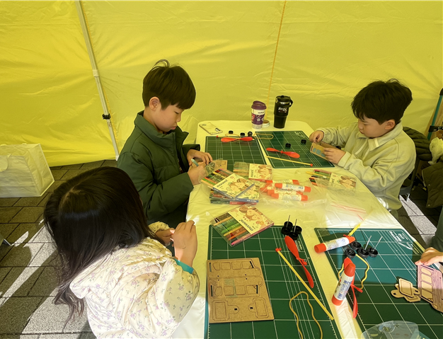 「제 11회 과학체험마당」 강원대학교 생활과학교실, 랜덤랜덤 실험실 – 씽씽 고무버스. 사진|강원연구원 부설 강원과학문화거점센터