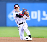 ‘저도 이름 생겼어요’ 육성선수서 백업 요원, 이제는 LG 신민재…올해의 수비상 [올해의 상 D-8]