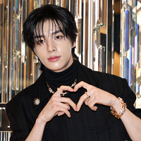 엔하이픈 제이크, 티파니앤코 행사서 올블랙 룩에 골드 주얼리 믹스매치…웨트 헤어로 시크함 극대화! [이주상의 e파인더]