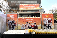 “축제 분위기 만끽!”…메가MGC커피, 라이즈 쇼케이스에 커피차 깜짝 지원