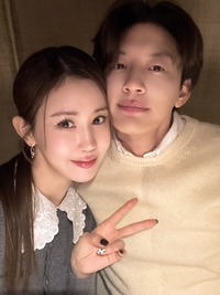 “얼굴 맞대고 찰칵!”... 이다해♥세븐 부부, ‘영 & 리치’ 부부의 신혼 같은 ‘꽁냥꽁냥’ 데이트