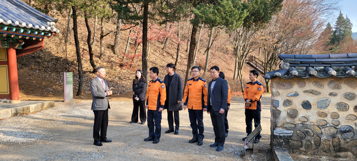 오승훈 소방본부장이 영월 장릉 문화재 인접 산림화재 예방 점검을 하고 있다. 사진|강원특별자치도 영월소방서
