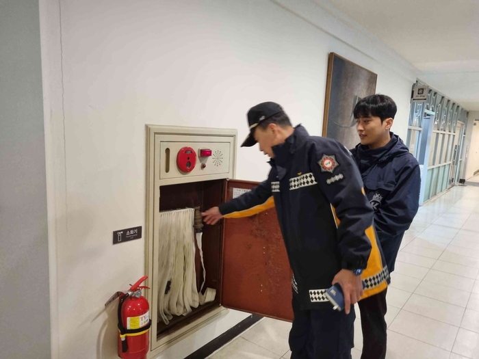 김근태 평창소방서장이 대형 숙박시설 대상 관서장 현장 행정지도를 하고 있다. 사진|강원특별자치도 평창소방서