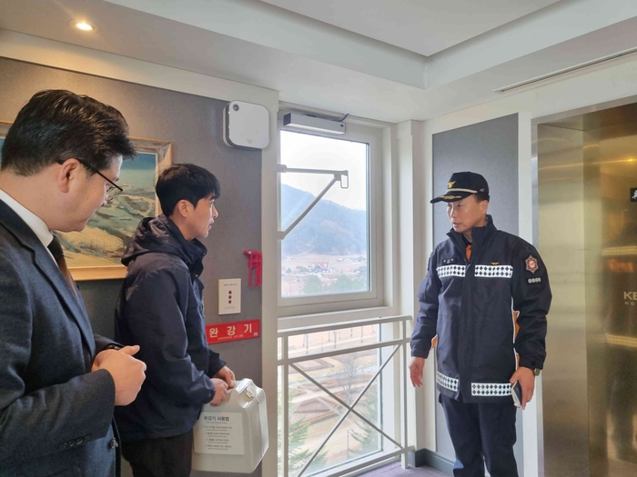 김근태 평창소방서장이 대형 숙박시설 대상 관서장 현장 행정지도를 하고 있다. 사진|강원특별자치도 평창소방서